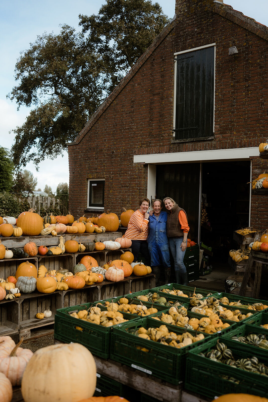 Bezoekers bij de pompoenverkoop voor de bakstenen schuur