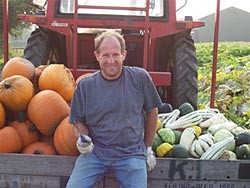 Kees Bos met kalebassen bij de tractor